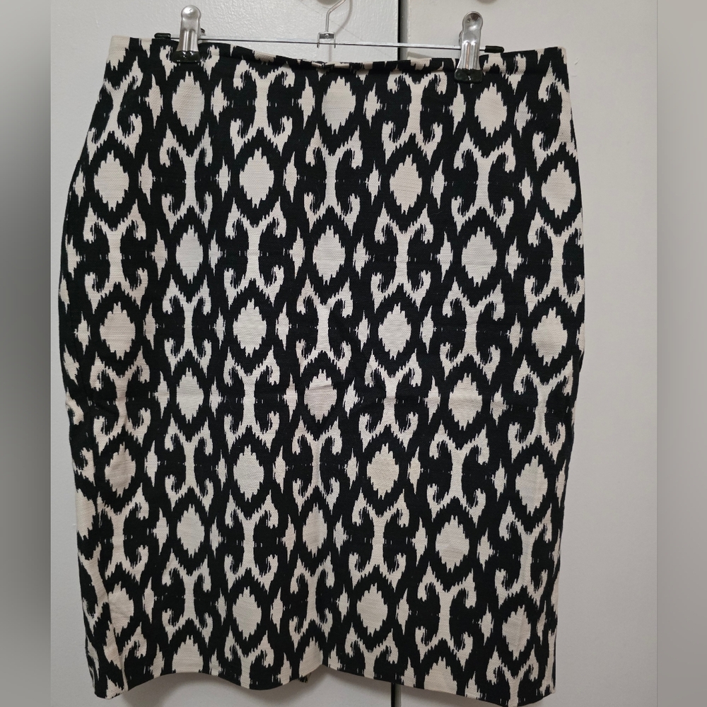 Ann Taylor Navy and White Patterned Pencil Skirt